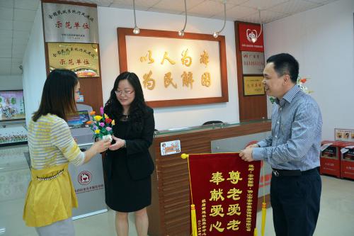 尊老愛老，奉獻(xiàn)愛心 ——佛山市安安美容保健品有限公司“敬老、愛老” 送產(chǎn)品活動(dòng)